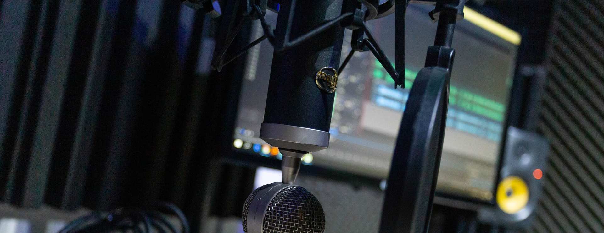 Mitmachen bei kt-radio, Einblick in ein Studio mit Mikrofon und Tonbearbeitsungsprogramm im Hintergrund